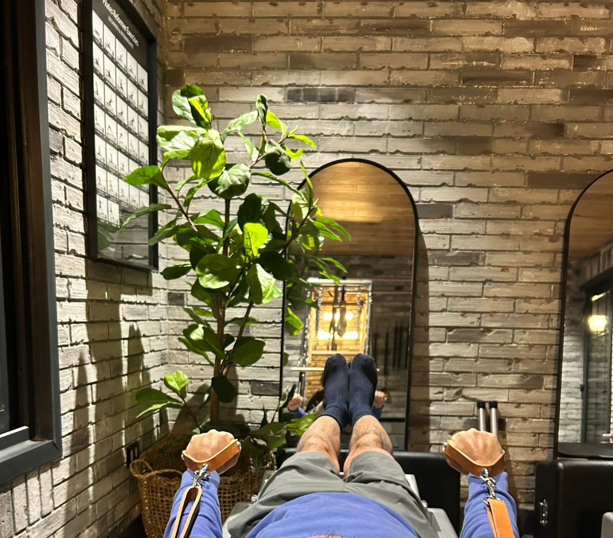 Alumno realizando movimiento consciente en reformer