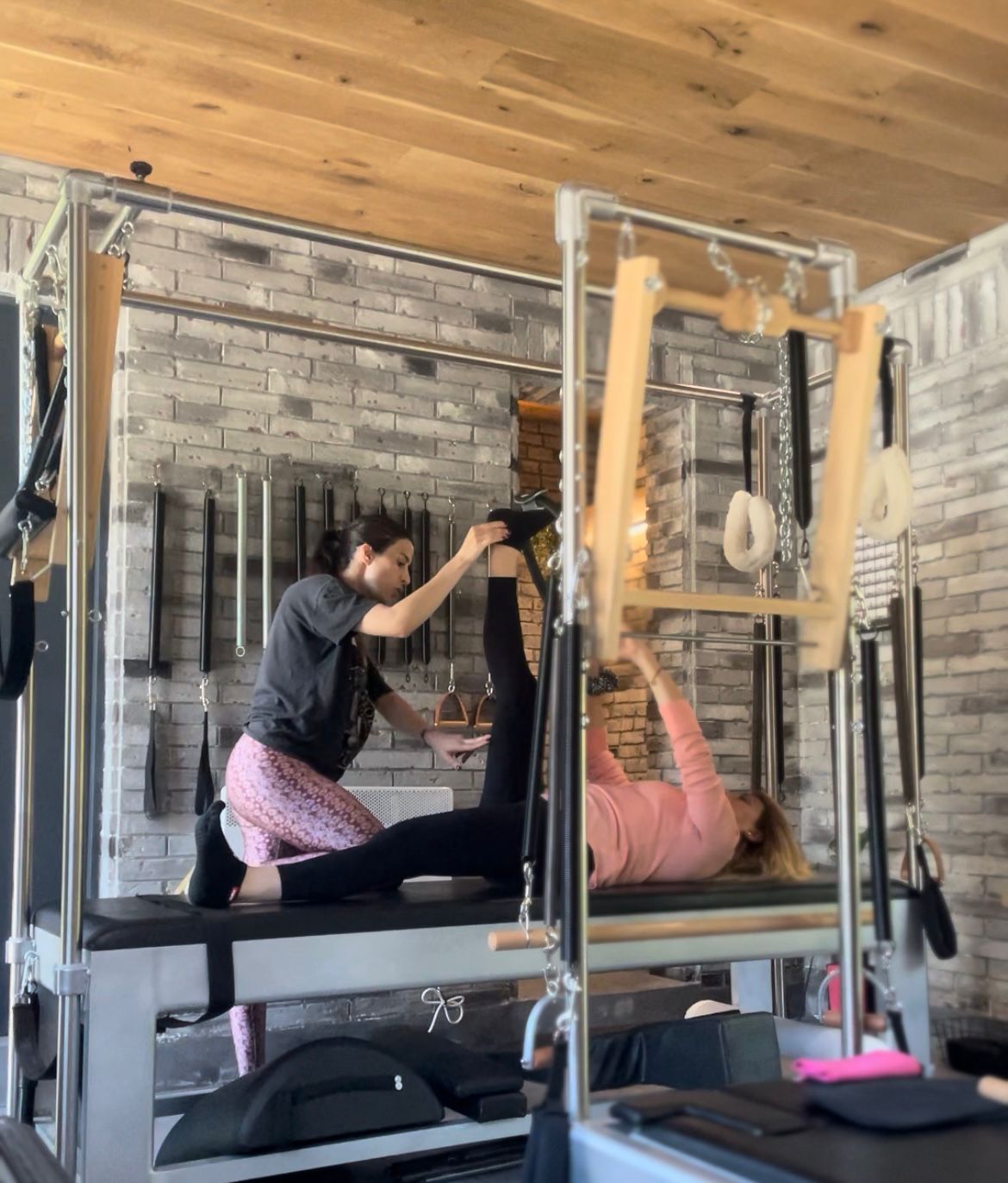 Sesión de pilates clásico en reformer